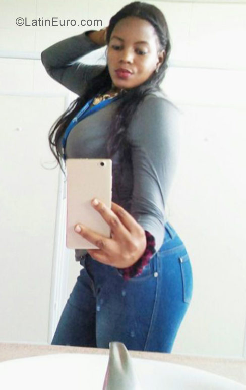 Date this fun Dominican Republic girl Hiyya from Santo Domingo DO27106