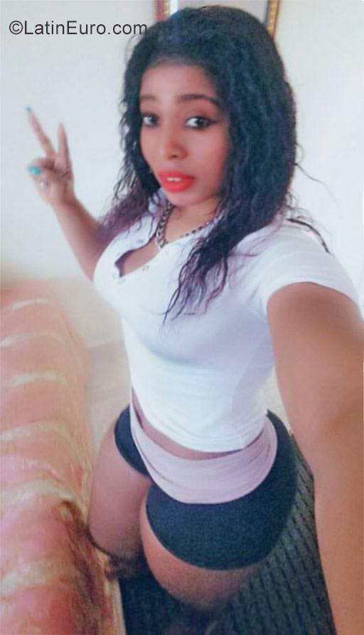 Date this hot Haiti girl Christina from Port-au-Prince HT77
