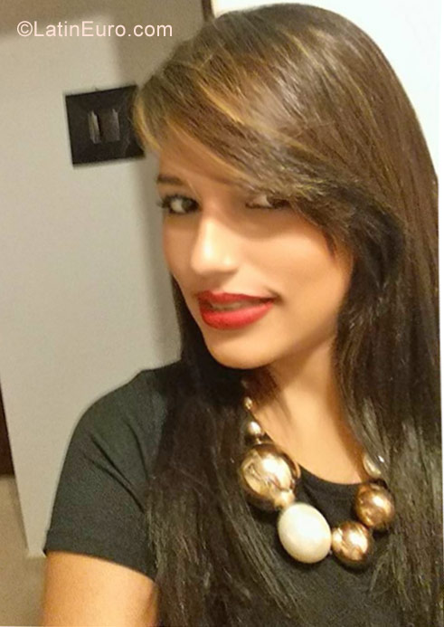 Date this happy Dominican Republic girl Karen from Santo Domingo DO27339