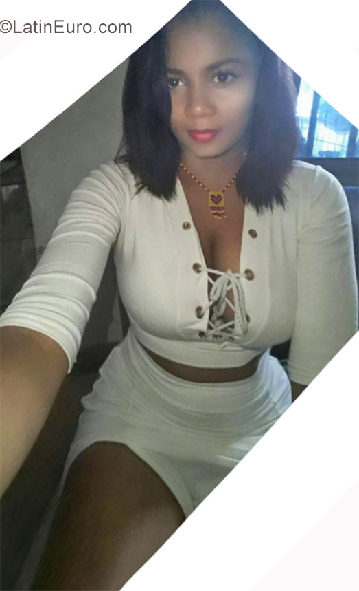Date this charming Colombia girl Laura marcela from Buenaventura CO20648