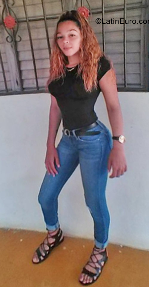Date this voluptuous Dominican Republic girl Nicol from Mao DO27968