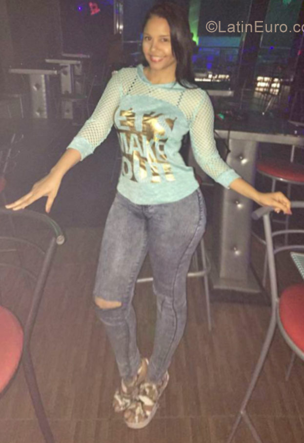 Date this nice looking Dominican Republic girl Carmen from Azua De Compostela DO28060