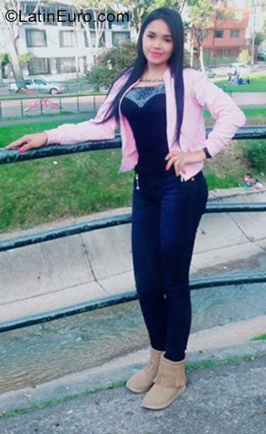 Date this cute Colombia girl Julieth from Bogota CO21205