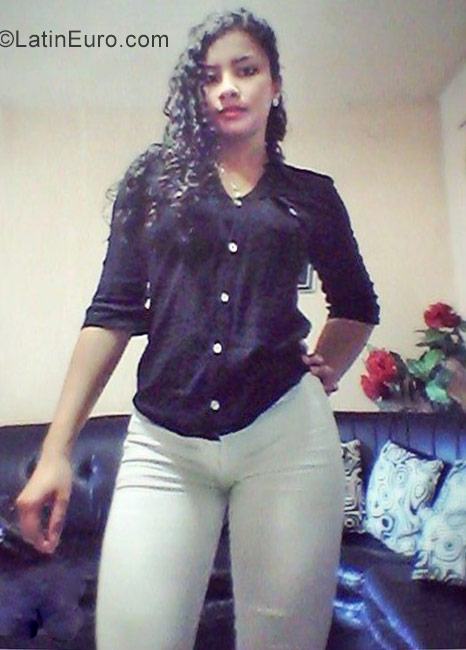Date this georgeous Colombia girl Daniela from Medellin CO21384