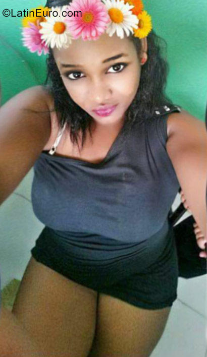 Date this happy Dominican Republic girl Yohanna from Santiago De Los Caballeros DO28821