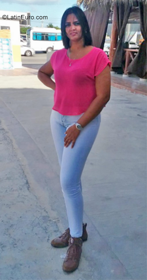 Date this stunning Dominican Republic girl Johany from Santo Domingo DO28850