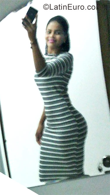 Date this hot Dominican Republic girl Yanna from Santo Domingo DO28889