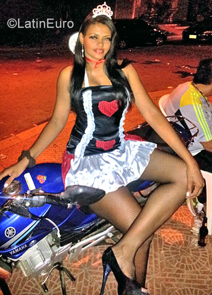 Date this voluptuous Colombia girl Yohana from Cali CO21748