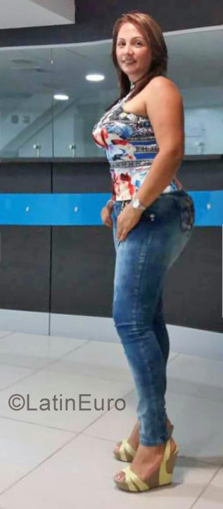 Date this attractive Colombia girl Claudia from Cali CO21814