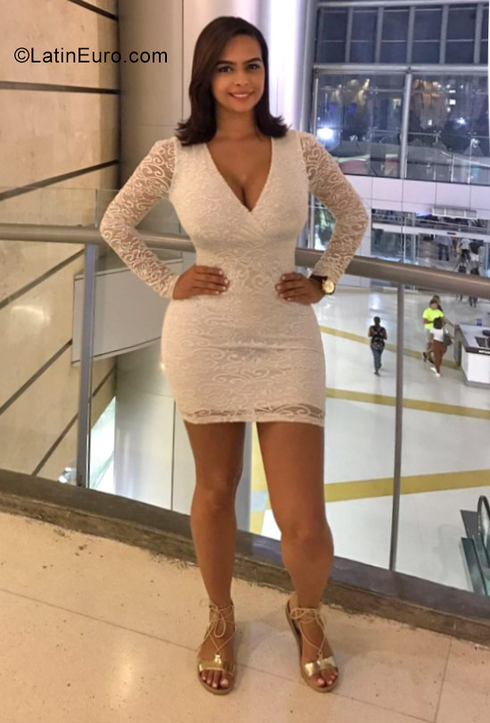 Date this happy Dominican Republic girl Glen from Santo Domingo DO29470