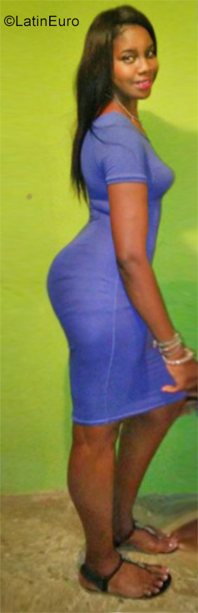 Date this stunning Dominican Republic girl Emylce from Santo Domingo DO29587