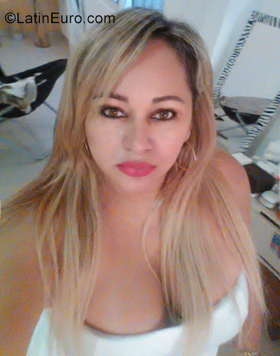 Date this fun Angola girl Regina from Luanda AO83