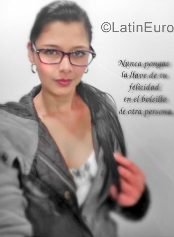 Date this happy Colombia girl Mary from Bogota CO22023
