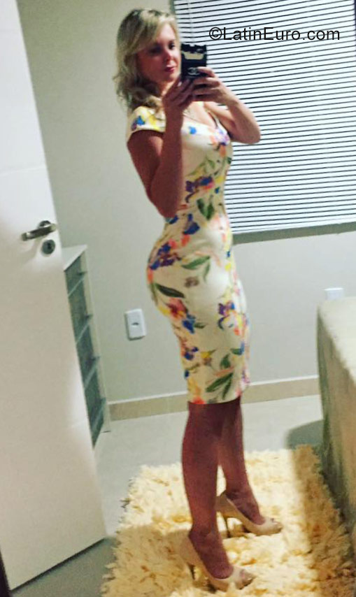Date this stunning Brazil girl Cris from Balneario Camboriu BR10179