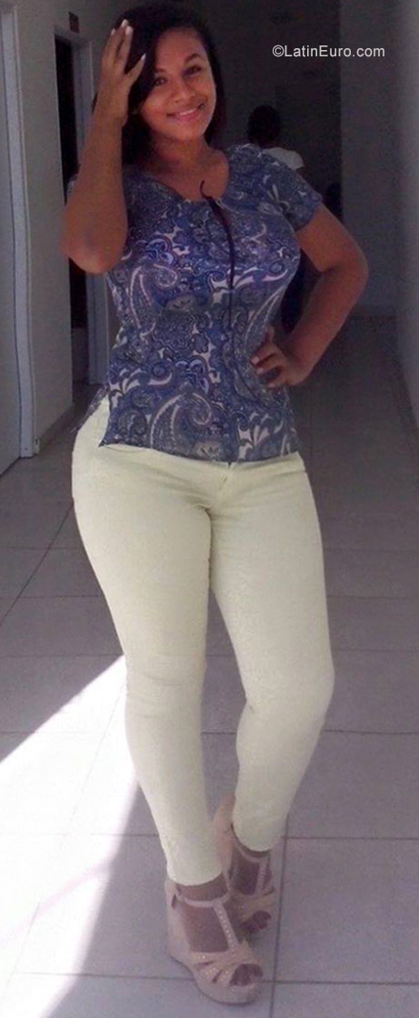 Date this beautiful Dominican Republic girl Esthefany from Santo Domingo DO29872
