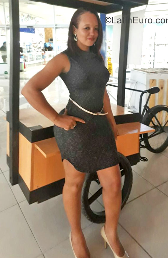 Date this hard body Dominican Republic girl Kenia from Santo Domingo DO30126