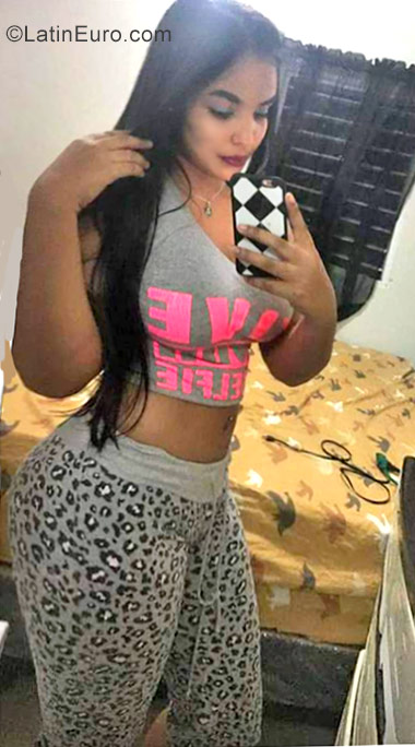 Date this gorgeous Dominican Republic girl Esmeralda from Santiago DO30127