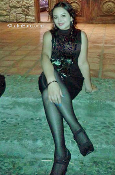 Date this happy Ecuador girl Lore from Quito EC206