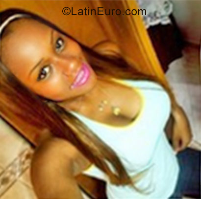 Date this foxy Colombia girl Daniela from Cali CO22297