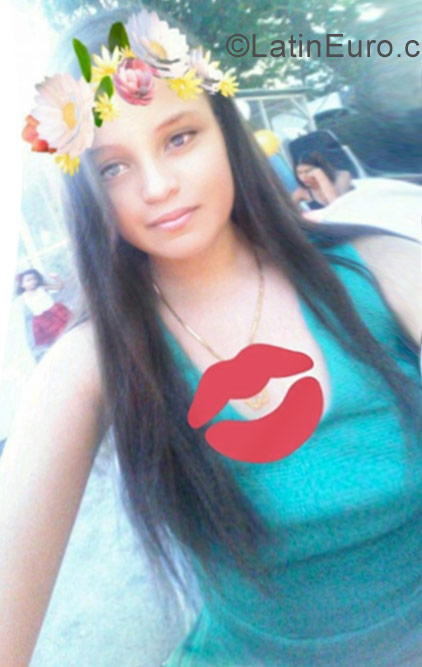 Date this voluptuous Dominican Republic girl KAROLINA from Azua DO30354