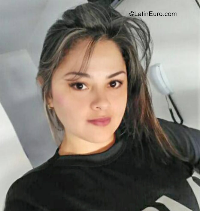 Date this voluptuous Colombia girl Meriser from Bucaramanga CO22360