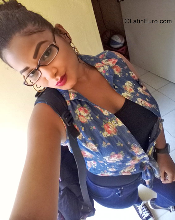 Date this lovely Dominican Republic girl Roxanna from Santo Domingo DO30423