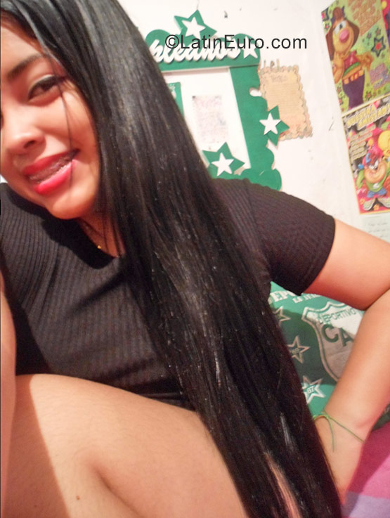 Date this foxy Colombia girl Michelle from Cali CO22507