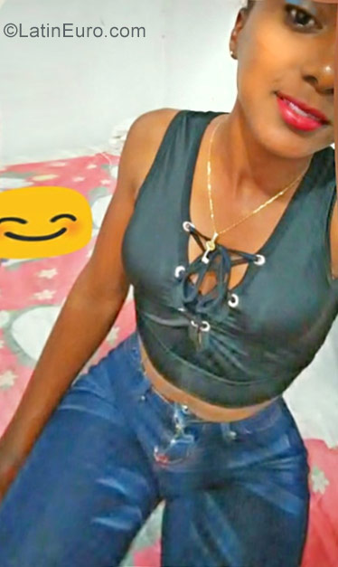 Date this happy Dominican Republic girl Estephani from Santo Domingo DO30537