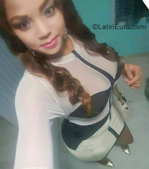 Date this good-looking Dominican Republic girl Mariel from Santo Domingo DO30582
