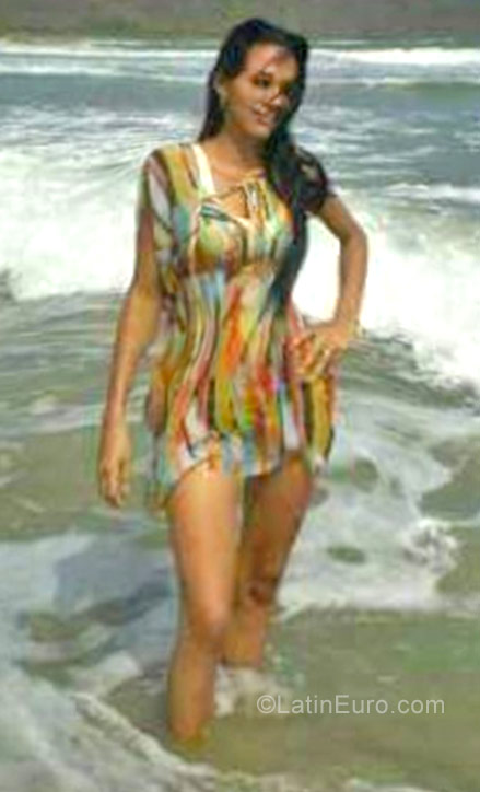 Date this tall Venezuela girl Darverlys from Valencia VE1058