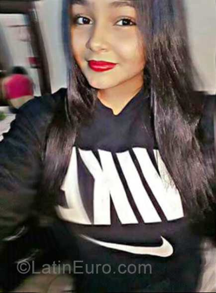 Date this sultry Colombia girl Andrea from Palmira CO22751
