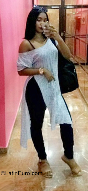Date this gorgeous Dominican Republic girl Pamela from Santo Domingo DO30729