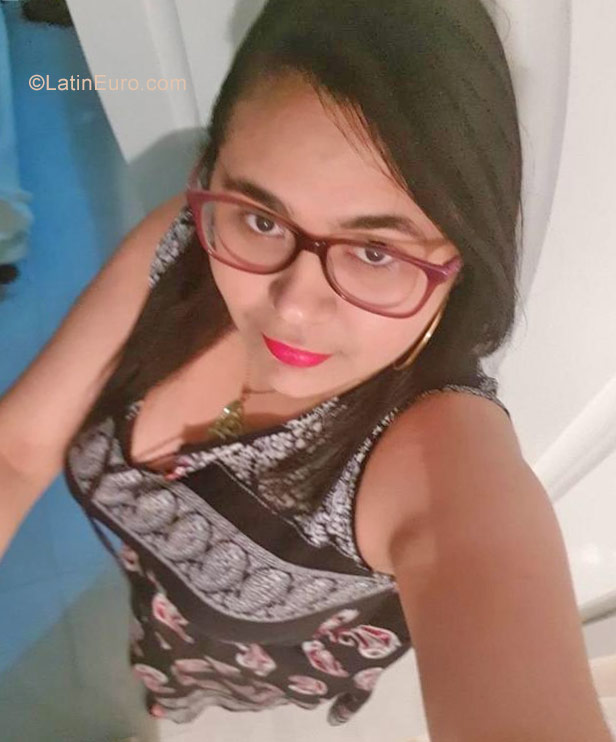 Date this pretty Dominican Republic girl Franchesca from Santo Domingo DO30739