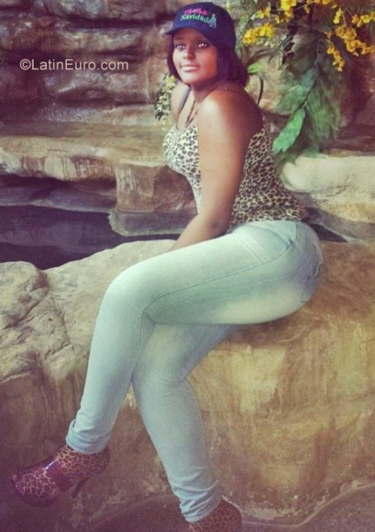 Date this happy Dominican Republic girl Paola from Santo Domingo DO30890