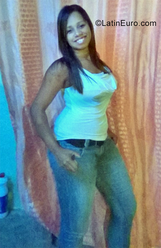 Date this lovely Venezuela girl Yasmin from Caracas VE1179