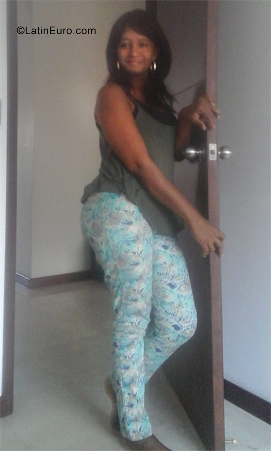 Date this sensual Colombia girl Liliana from Cali CO22924