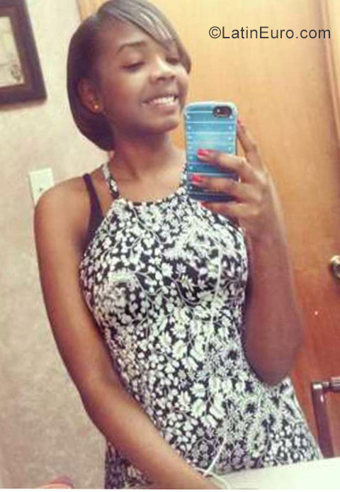 Date this voluptuous Dominican Republic girl Genesis from Santo Domingo DO31031