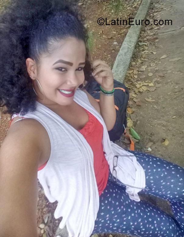 Date this good-looking Dominican Republic girl Rosanna reyes from Santo Domingo DO31054