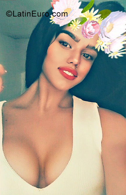 Date this charming Cuba girl Legnia from Havana CU195