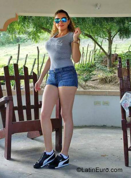 Date this hot Dominican Republic girl Esmeralda from Santiago DO31587