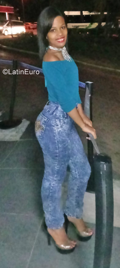 Date this hard body Cuba girl Lindsey from Havana CU247