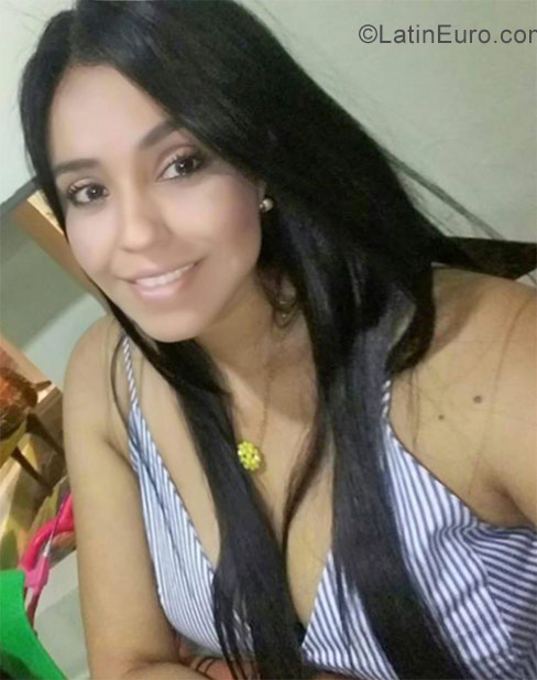 Date this sensual Colombia girl Paola from Cali CO23640