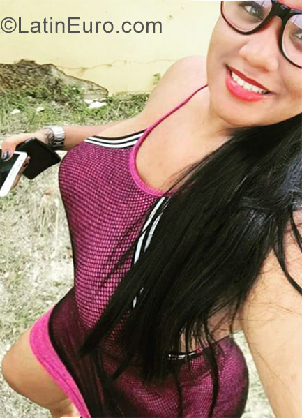 Date this attractive Dominican Republic girl Nicki from Santo Domingo DO32146