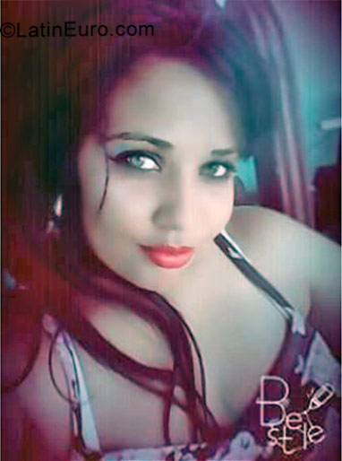 Date this voluptuous Cuba girl Cubanita from Camaguey CU293