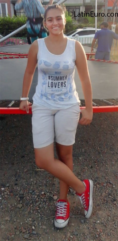 Date this nice looking Colombia girl Dany from Ibague CO23830