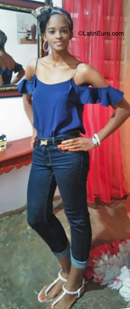 Date this foxy Dominican Republic girl Maria from Santo Domingo DO32326
