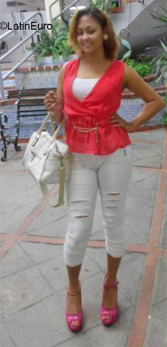 Date this athletic Dominican Republic girl Carolin reyes from Santo Domingo DO32468