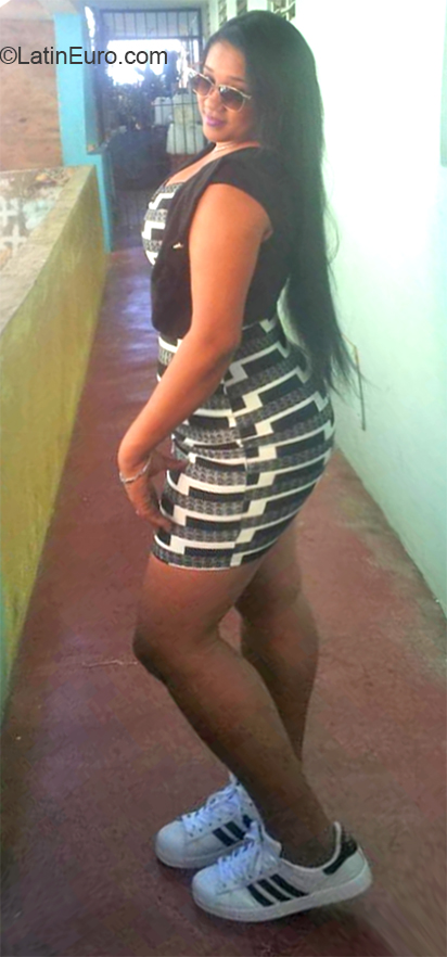 Date this happy Dominican Republic girl Elvia from Santo Domingo DO32700