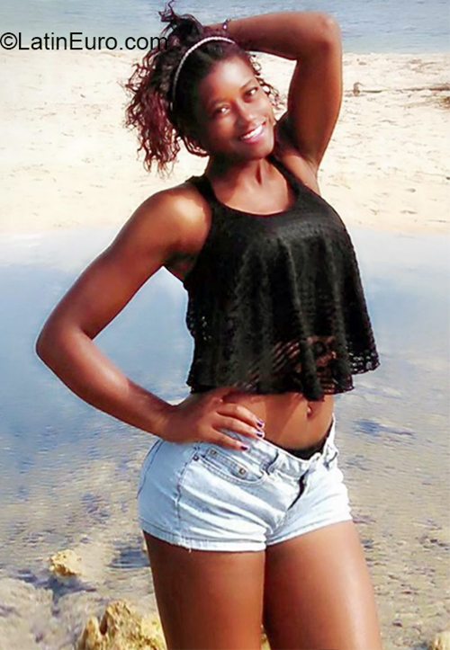Date this nice looking Dominican Republic girl Yocelyne from Santo Domingo DO32764