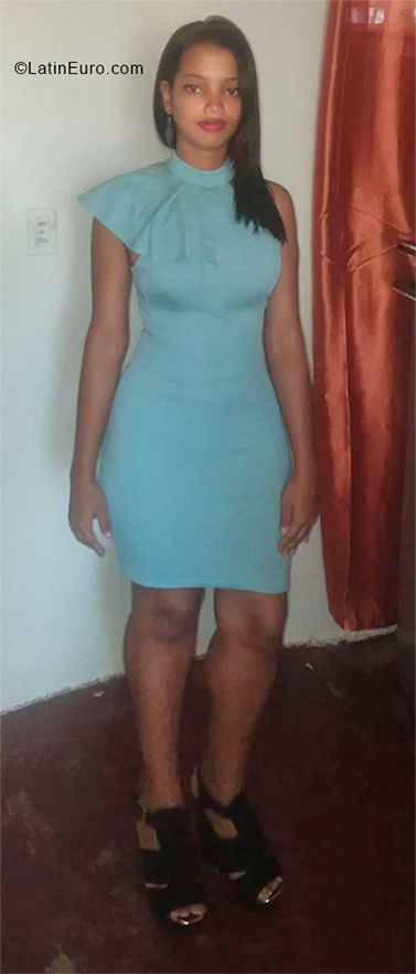 Date this sultry Dominican Republic girl Derelis from Santo Domingo DO32852